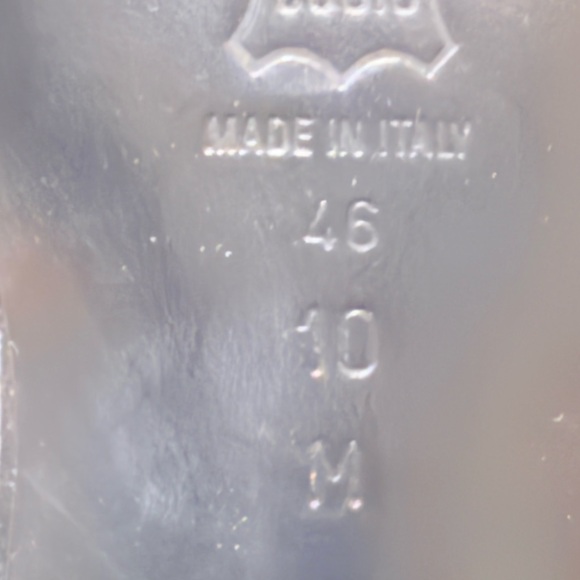 Black Heels with Pointed Toe and Sleek Design - Picture 4 of 8